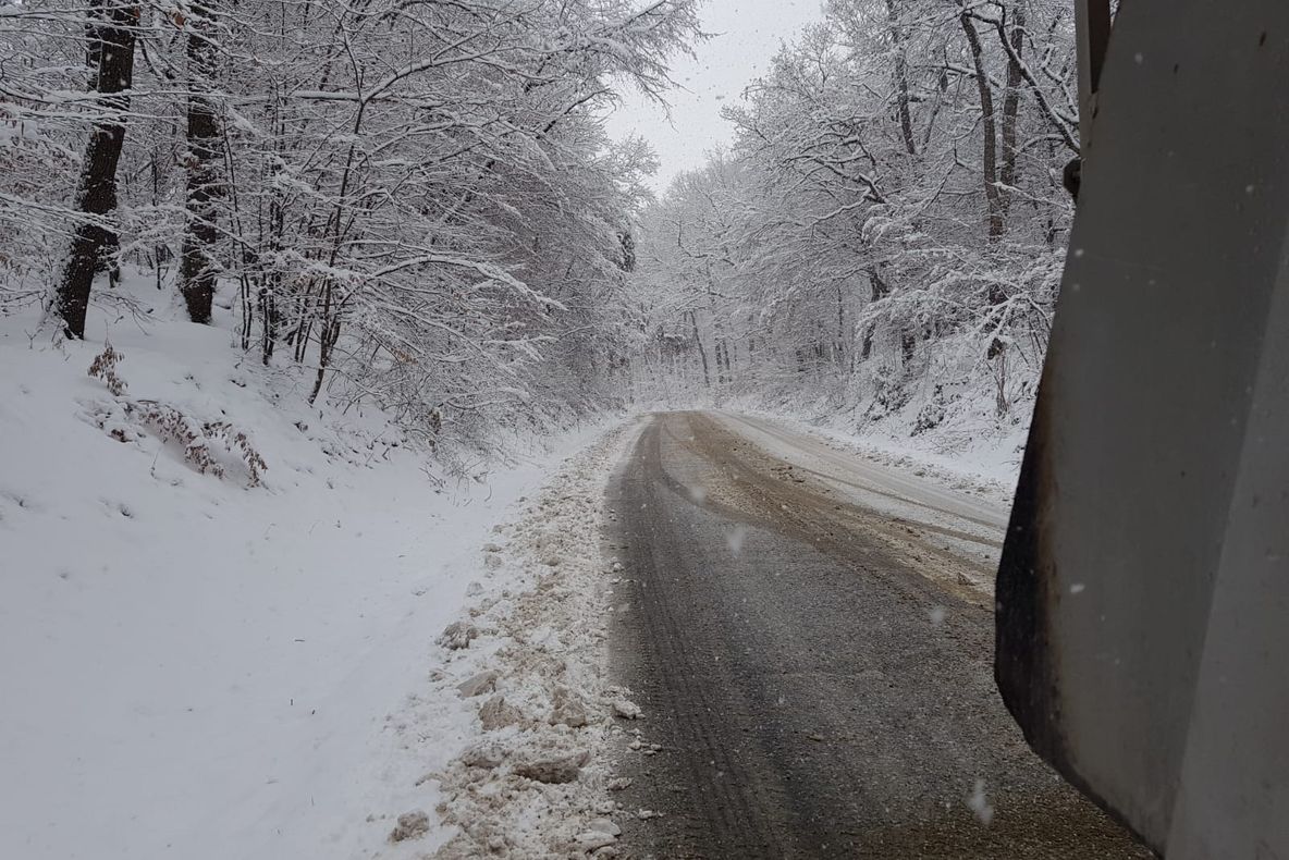 67 de utilaje cu lamă și material antiderapant acționează pe drumurile din județul Sibiu