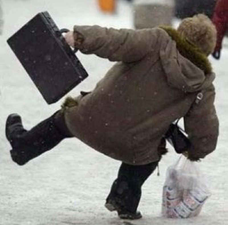 11 sibieni au căzut pe gheață, în weekend