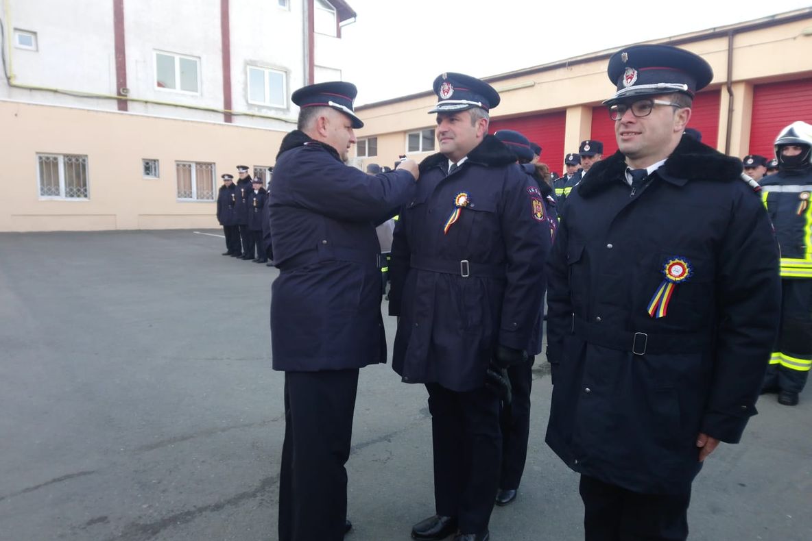 Ofițeri ISU avansați în grad de Ziua Națională a României