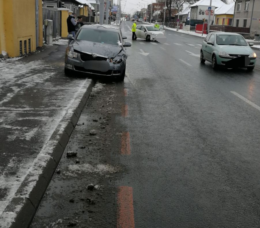 Accident pe bulevardul Vasile Milea. O femeie, transportată la spital