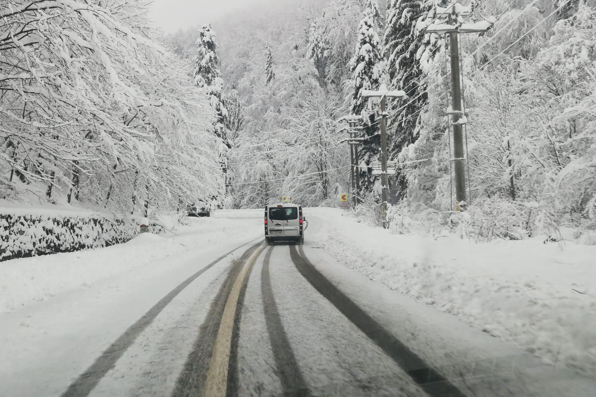 Peste 130 de tone de sare pe drumurile naţionale şi autostrăzile din judeţul Sibiu