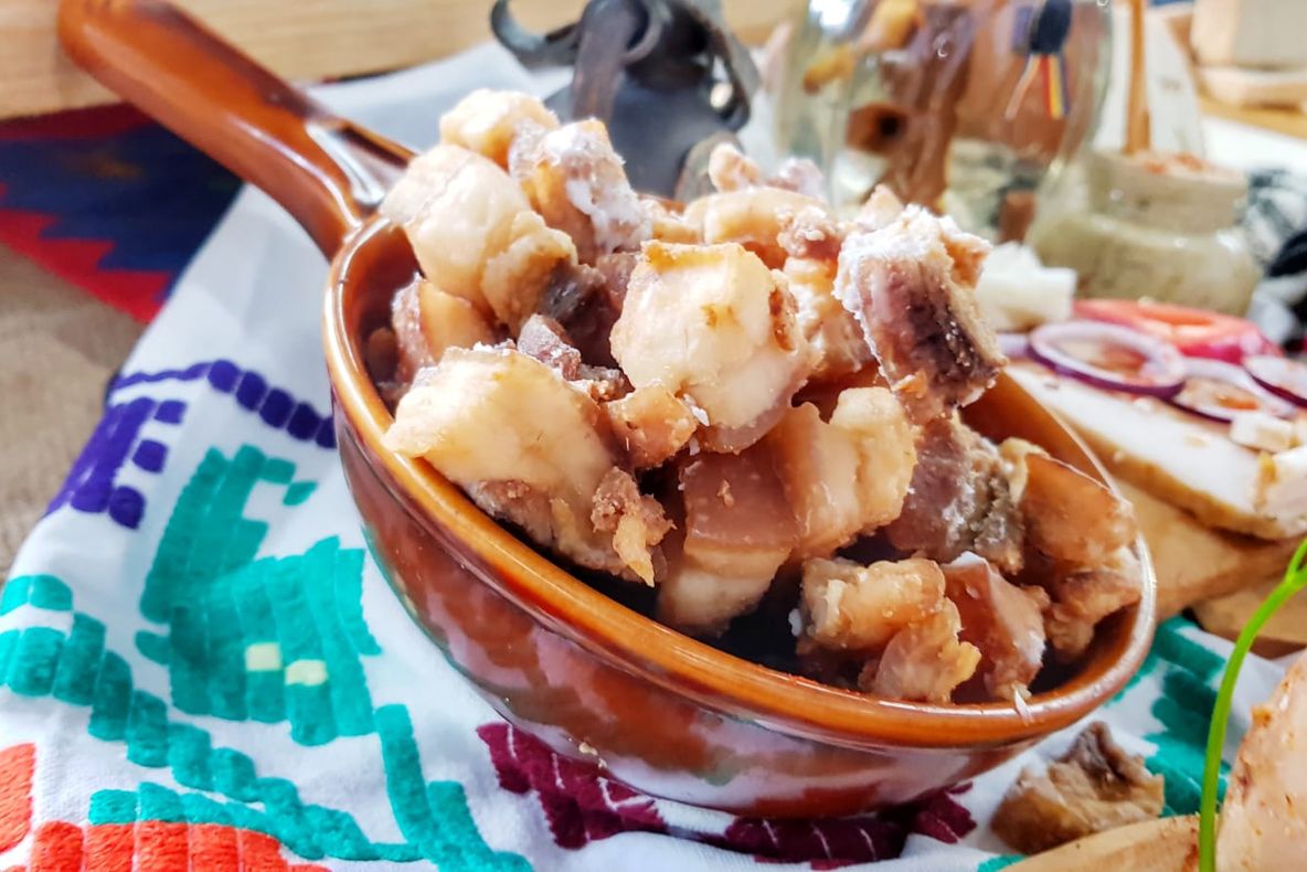 Sibienii mănâncă pomana porcului, pe strada Cetății