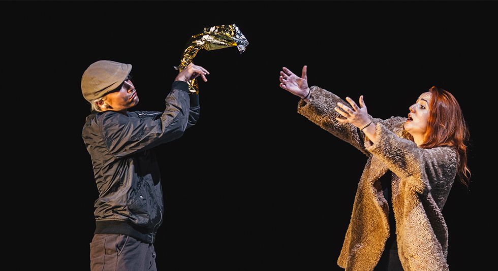 Naţionalul sibian încheie anul cu o premieră și șapte spectacole sold-out. Junii Sibiului, în distribuția premierei „Urciorul sfărâmat”