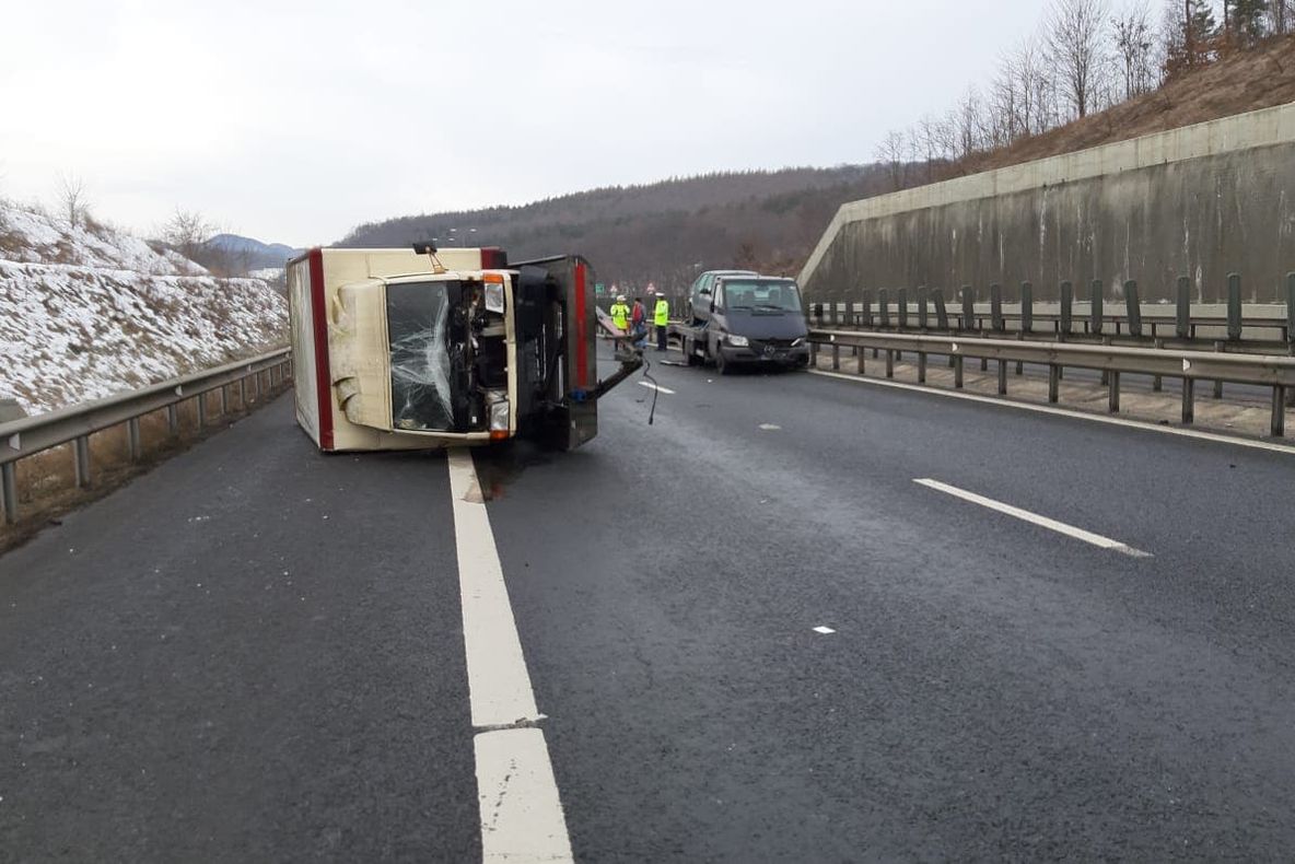 Se circulă pe o bandă, pe A1, în zona Aciliu