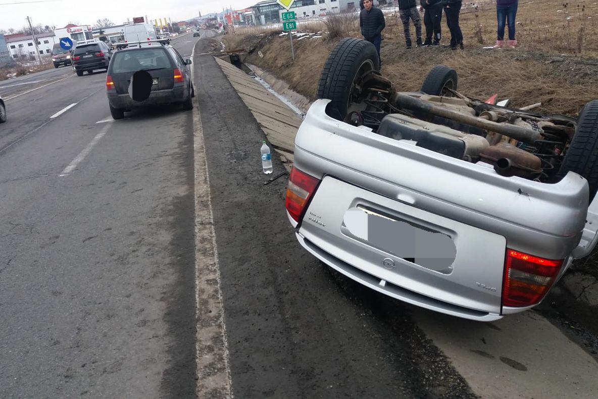 Un tânăr s-a răsturnat cu mașina în șant la intersecția Șelimbăr cu Cisnădie