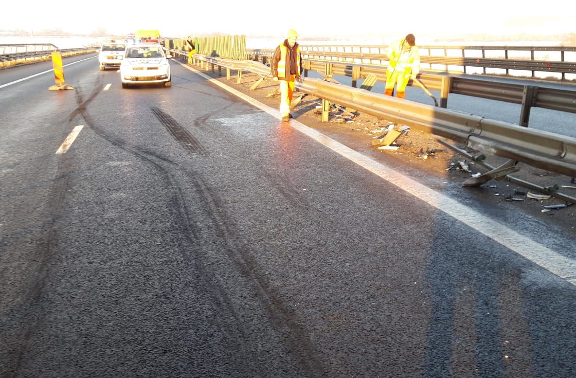 UPDATE: Circulație întrerupă pe A1 după ce un TIR a intrat în parapeți