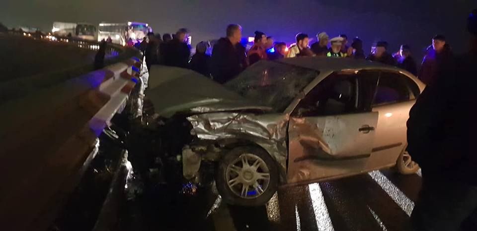 Foto/Video: UPDATE: Cinci persoane rănite într-un accident pe A1. Șoferul vinovat a fugit de la fața locului
