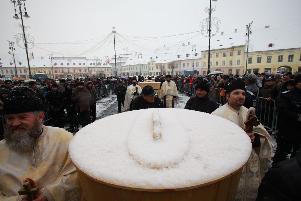 12.500 de litri de aghiazmă, pregătiți pentru Bobotează