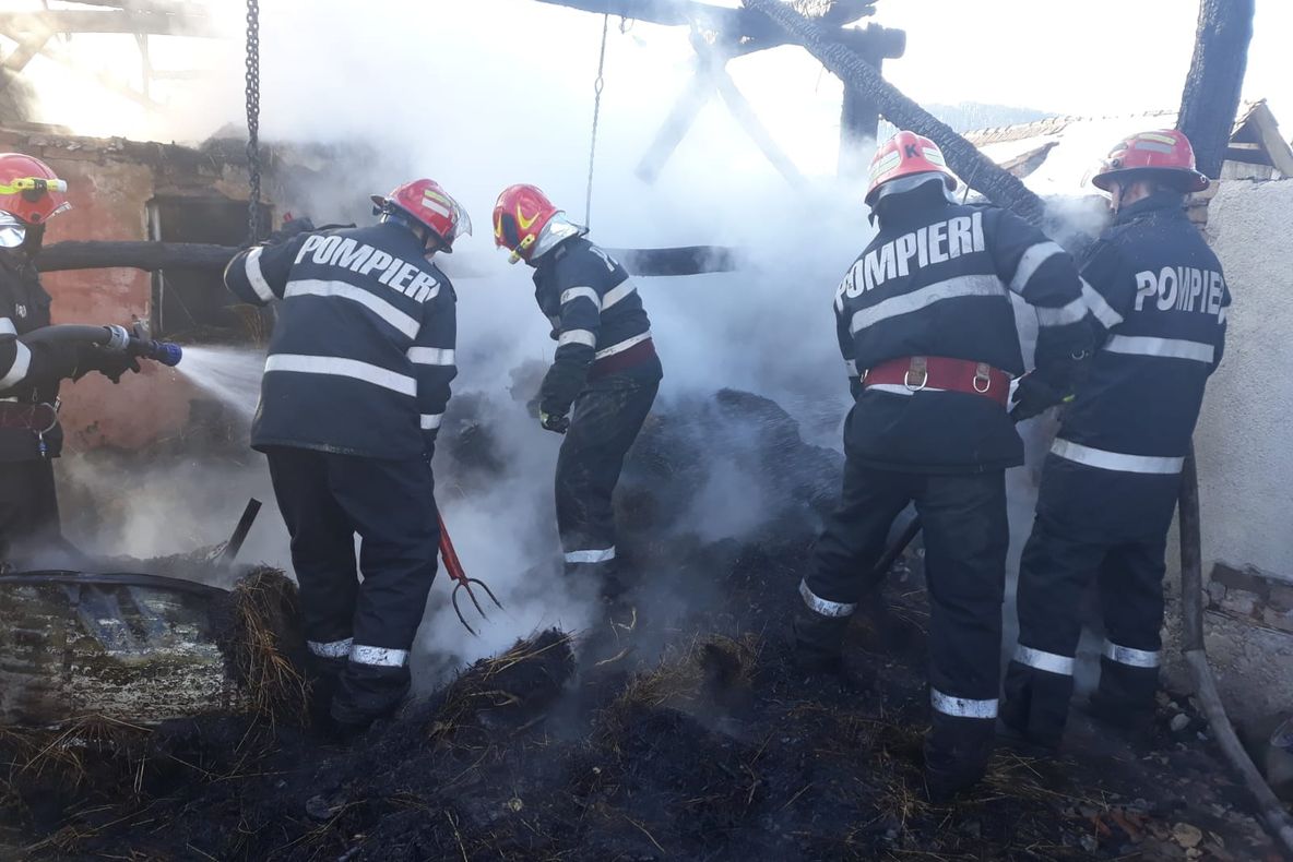 UPDATE: Foto/ Incendiu la o locuință în Dârlos. Intervin pompierii