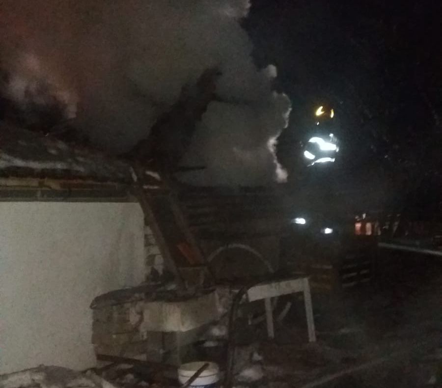 Incendiu în Biertan. A ars anexa unei gospodării și material lemnos