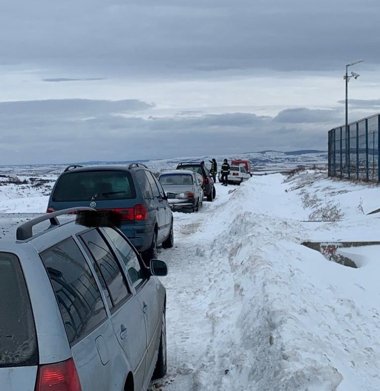 UPDATE: Foto/ Video: 5 mașini și 8 persoane sunt blocate pe drumul județean Ocna - Topârcea