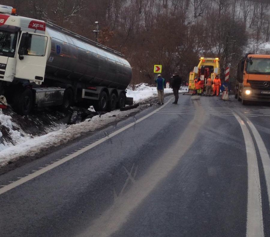 Trafic blocat total pe DN1, la Hula Bradului