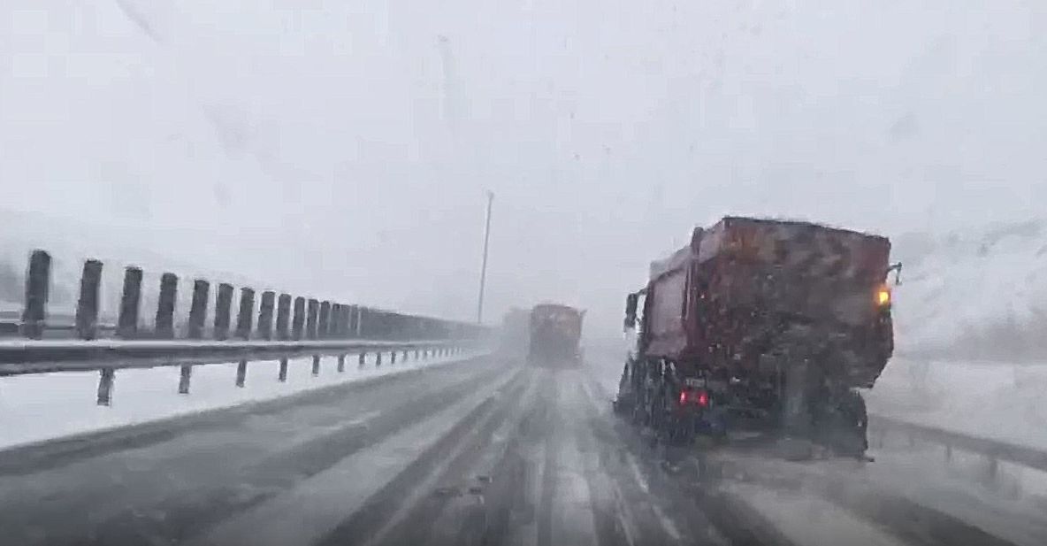 Video: Intervenții deszăpezire pe A1, în județul Sibiu. Se acționează în baterie