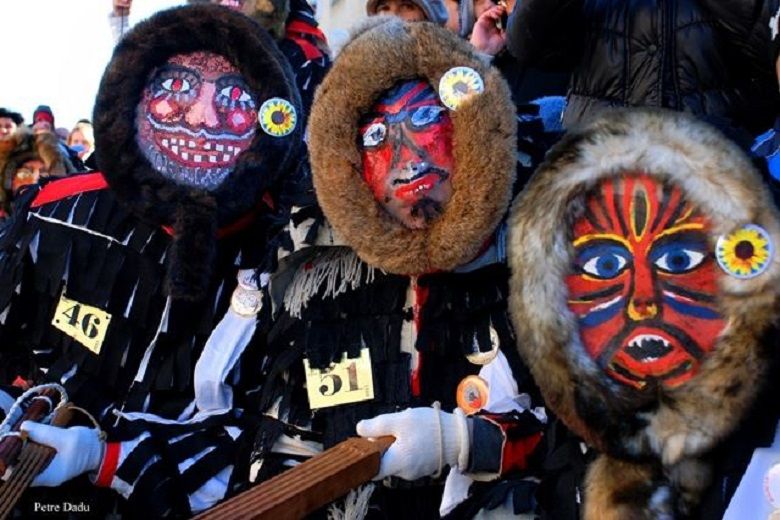 Peste 200 de lole alungă spiritele rele cu bice și tălăngi, în Agnita