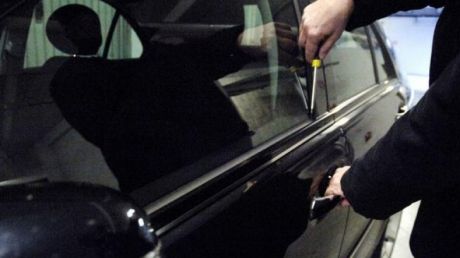 Tânăr arestat preventiv, bănuit că ar fi furat cinci autoturisme