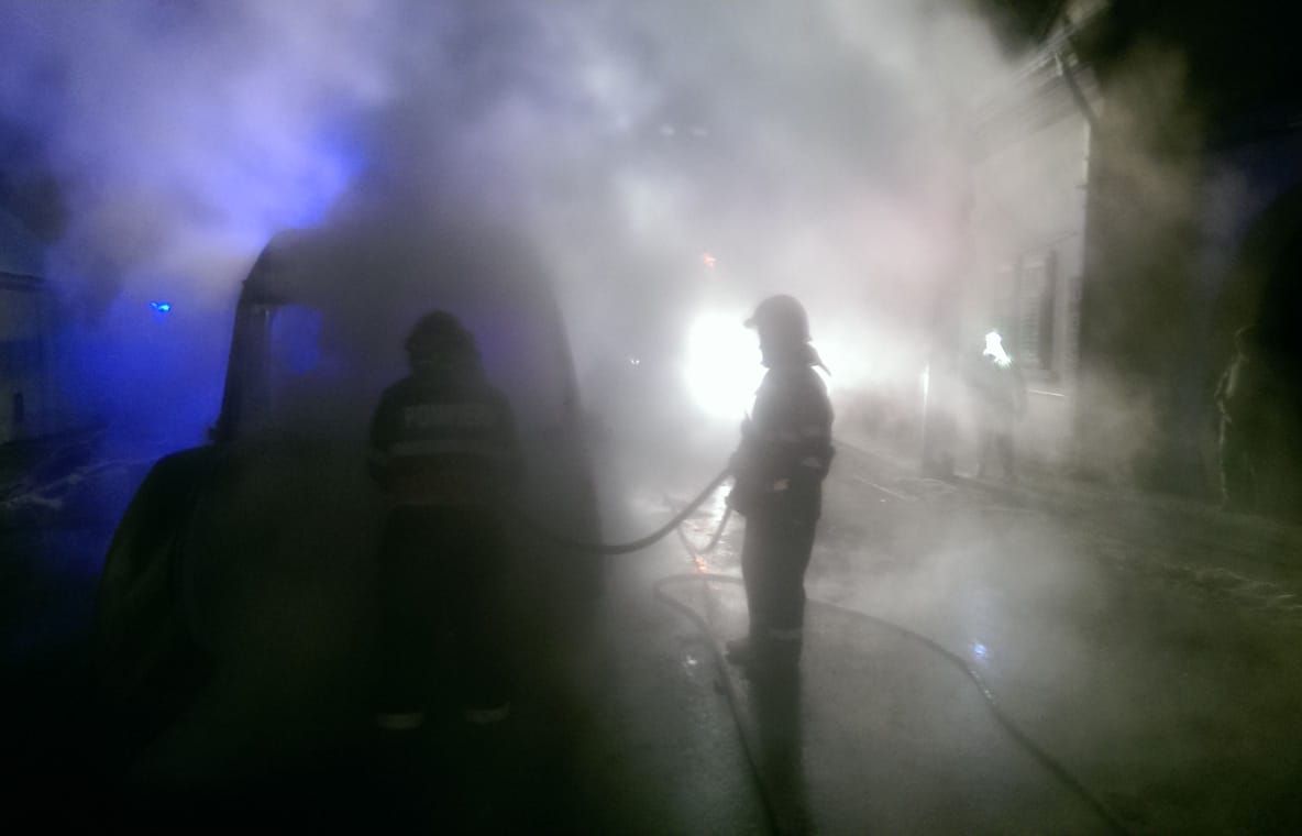 Un microbuz a ars în totalitate, în Cisnădie