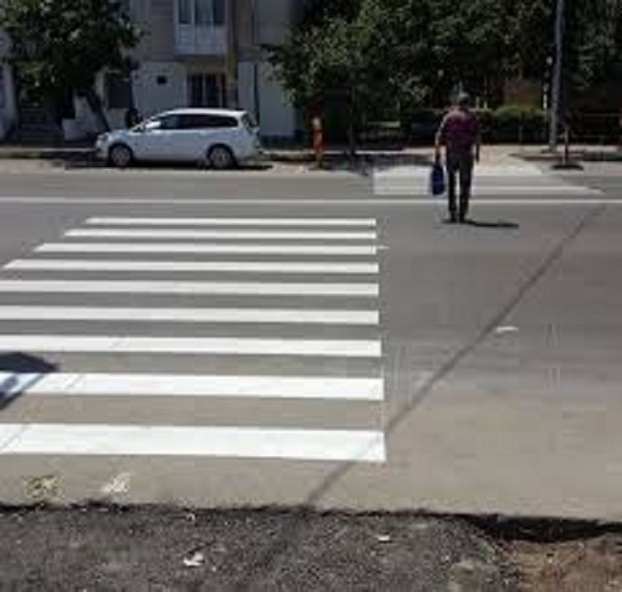 Femeie acroşată uşor pe trecerea de pietoni de pe Constituţiei