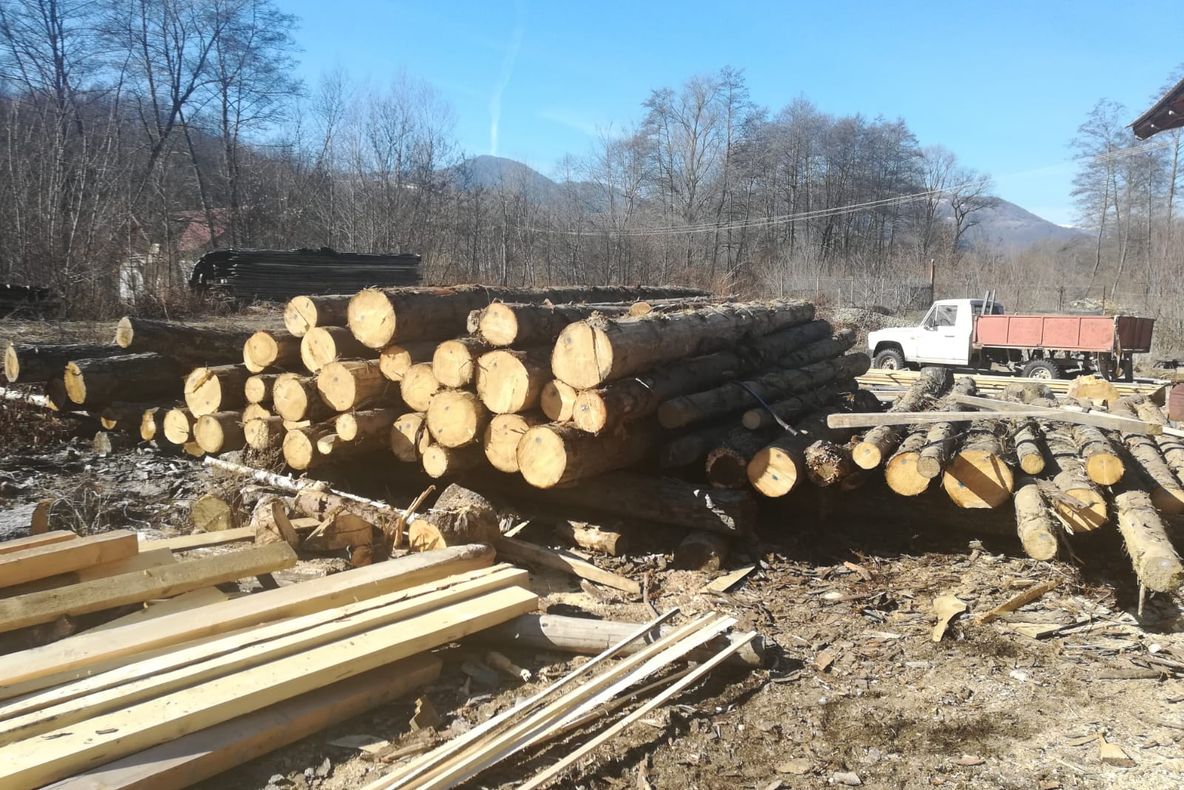 VIDEO | Un șofer s-a izbit de un cap de pod, lângă Nocrich