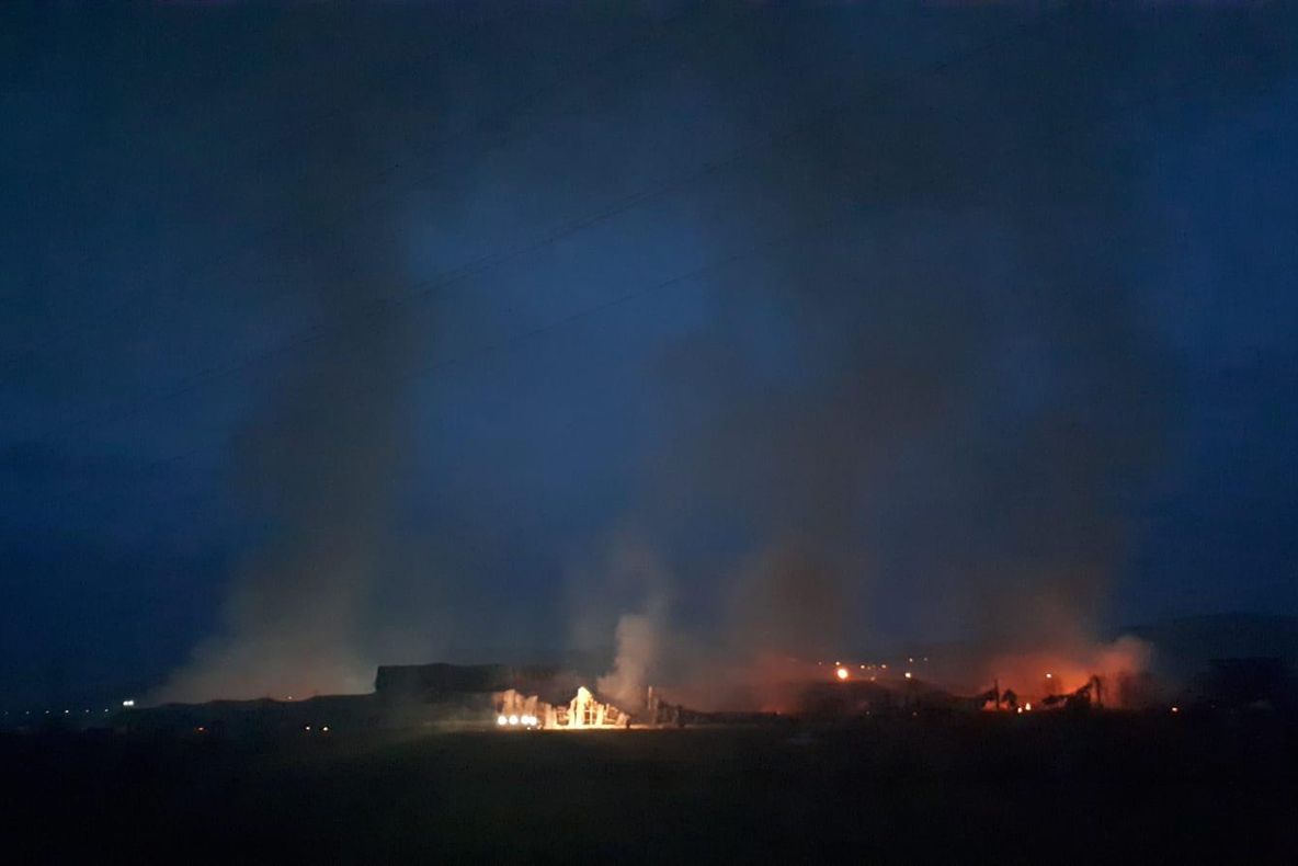 Pompierii se luptă de peste 12 ore cu incendiul din Alba. APM: "Nu există niciun pericol pentru sănătate!"