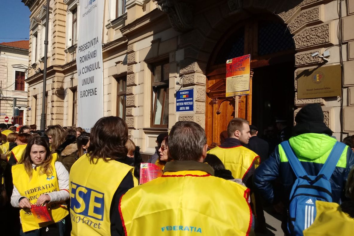 Foto/Video: Profesorii pichetează sediul Prefecturii într-un protest tăcut