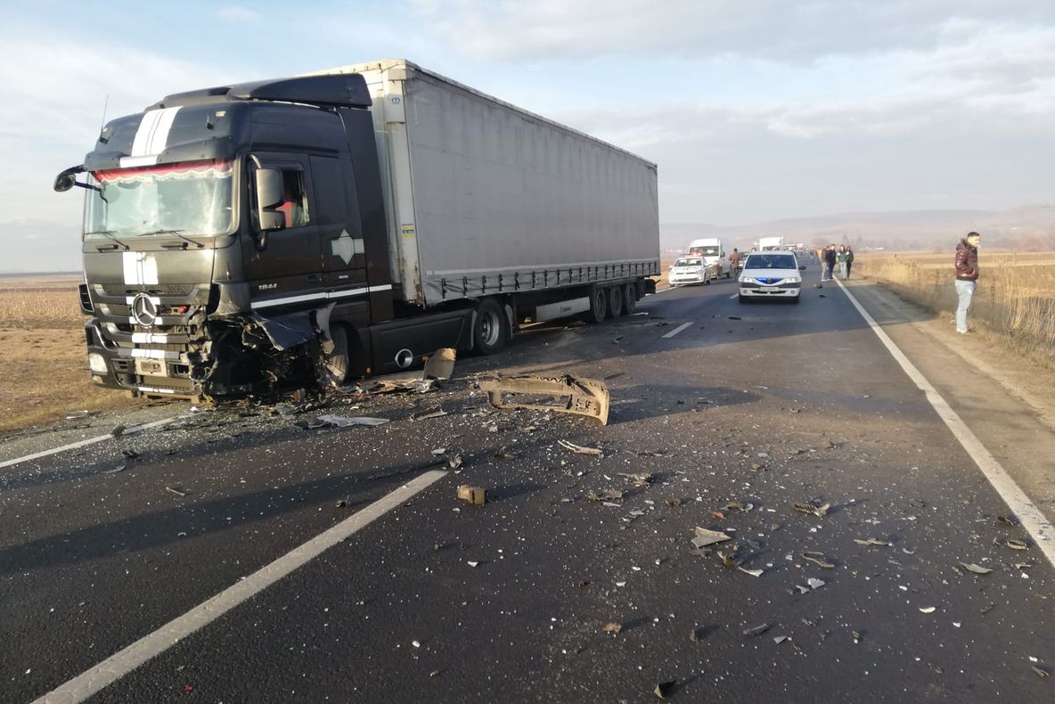 UPDATE/ Accident grav pe DN1, la Avrig, cu două victime  transportate la spital. Una dintre ele, intubată