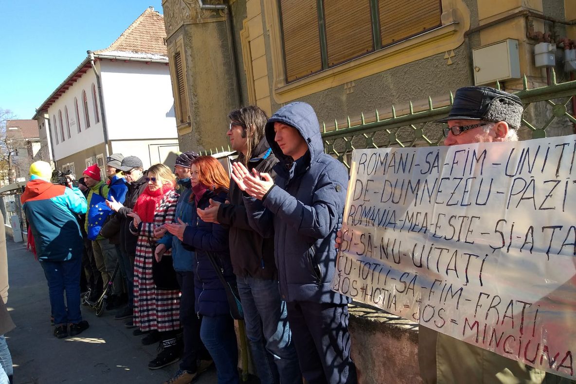 VIDEO | Aproximativ 50 de sibieni s-au strâns în fața Tribunalului pentru a-i susține pe magistrați