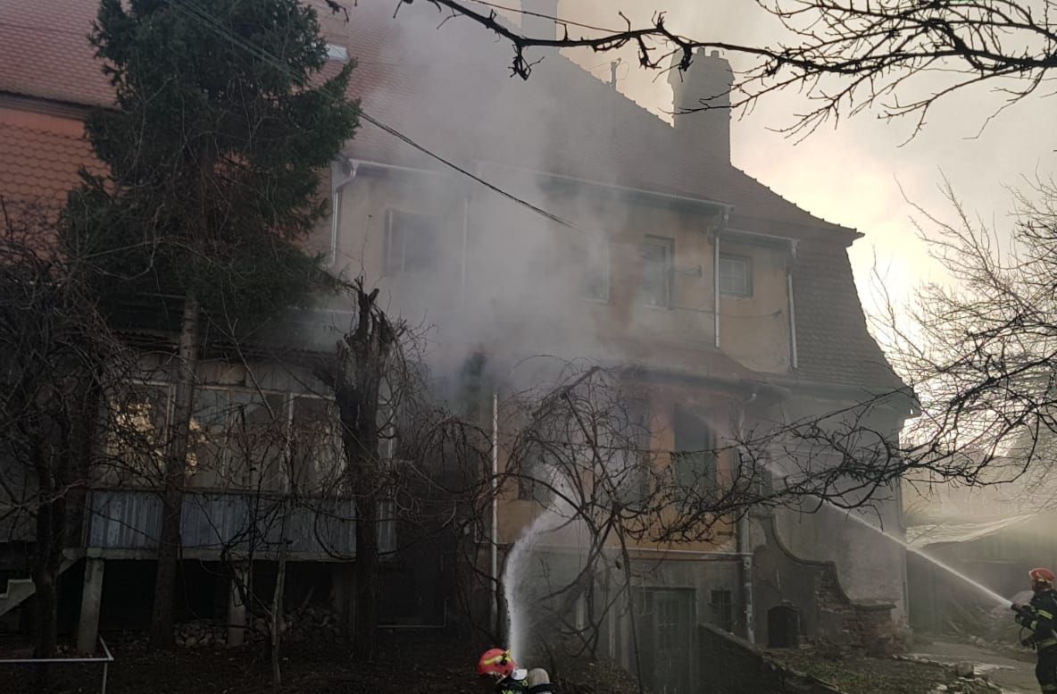 UPDATE | Incendiu la o locuință pe strada Lungă din Sibiu