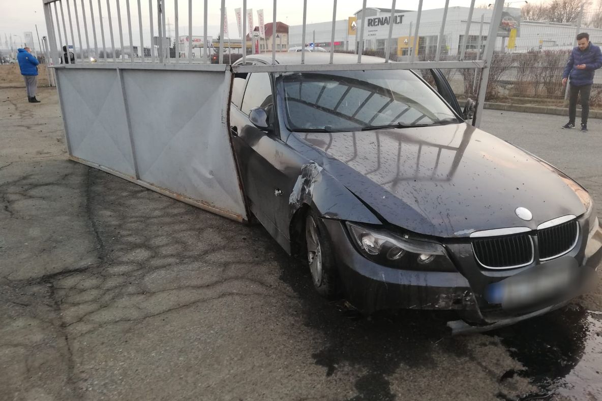 VIDEO | Un tânăr care a intrat cu mașina în poarta Secției Drumuri Naționale, sancționat cu 870 de lei