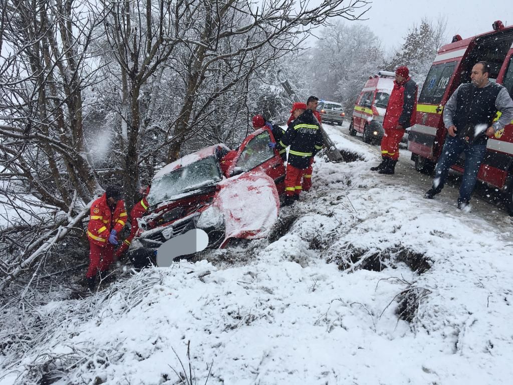 Foto/ UPDATE: Grav accident rutier pe DJ 106. O persoană a decedat