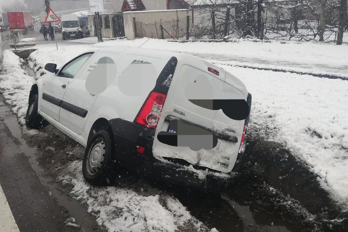 Update: Bărbat rănit după ce un străin a intrat cu TIR-ul în mașina lui
