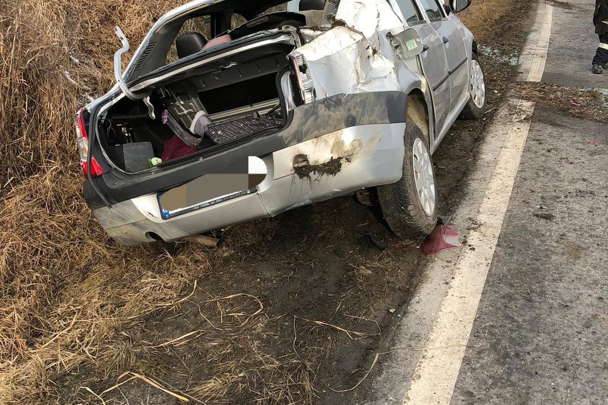 O tânără șoferiță a pierdut controlul mașinii și a ajuns cu ea în câmp