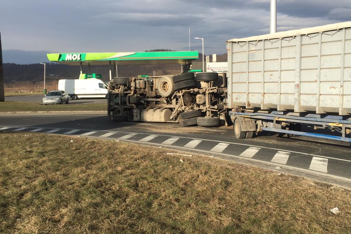 Un camion plin cu rumeguș s-a răsturnat la Veștem
