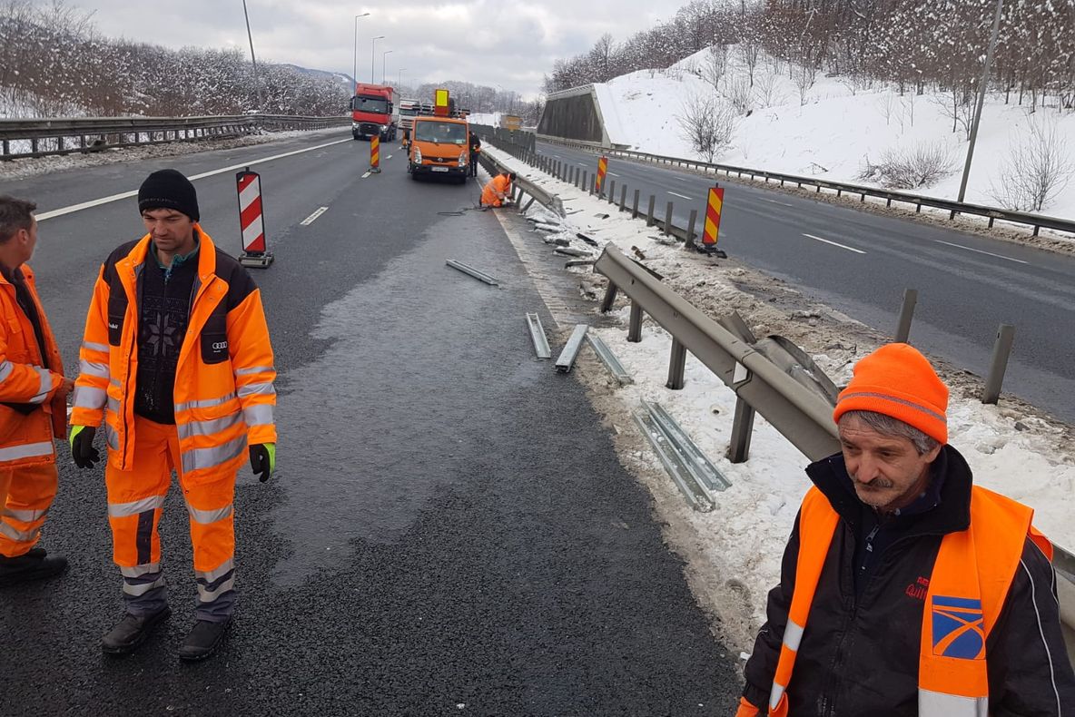 Banda 2 restricționată pe A1 pentru repararea parapetului