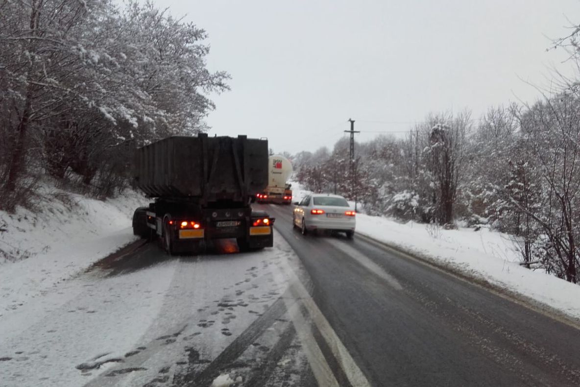 Foto/Video/ În județ se circulă alternativ și în condiții de iarnă. TIR-rile întâmpină probleme