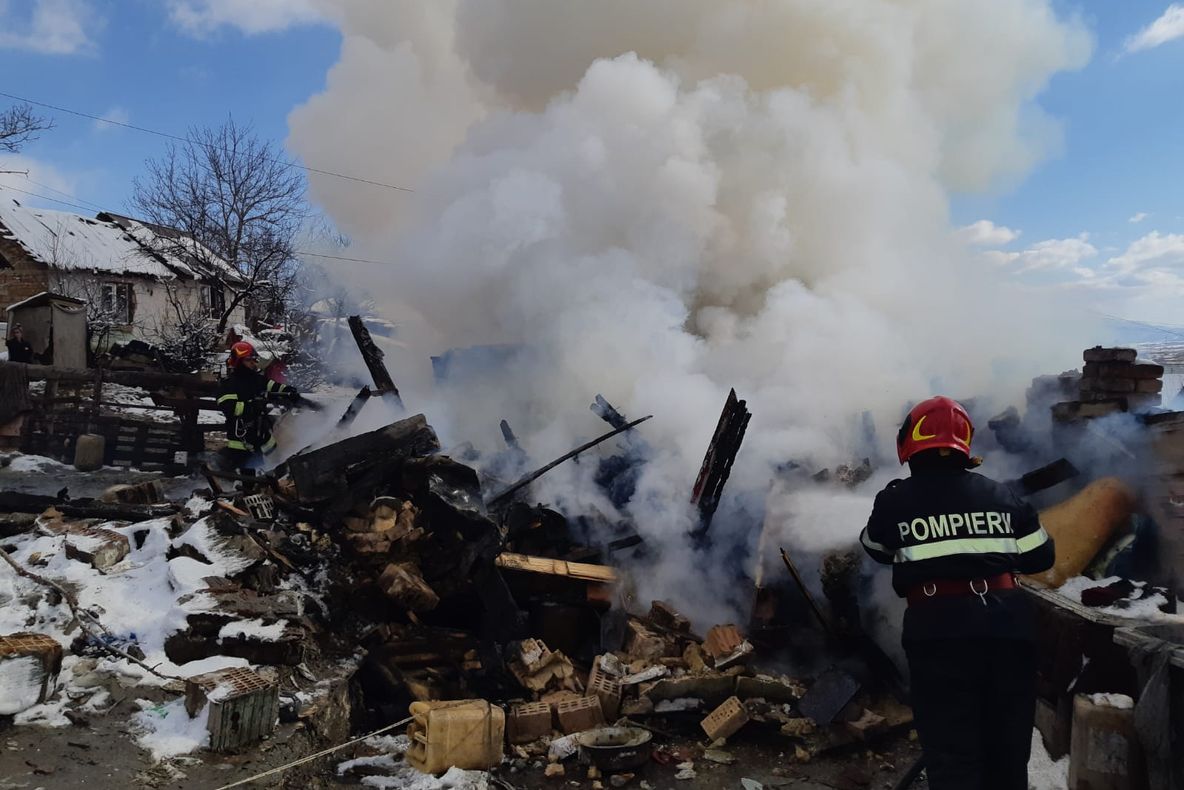 Incendiu la o locuință de pe strada Măceșului