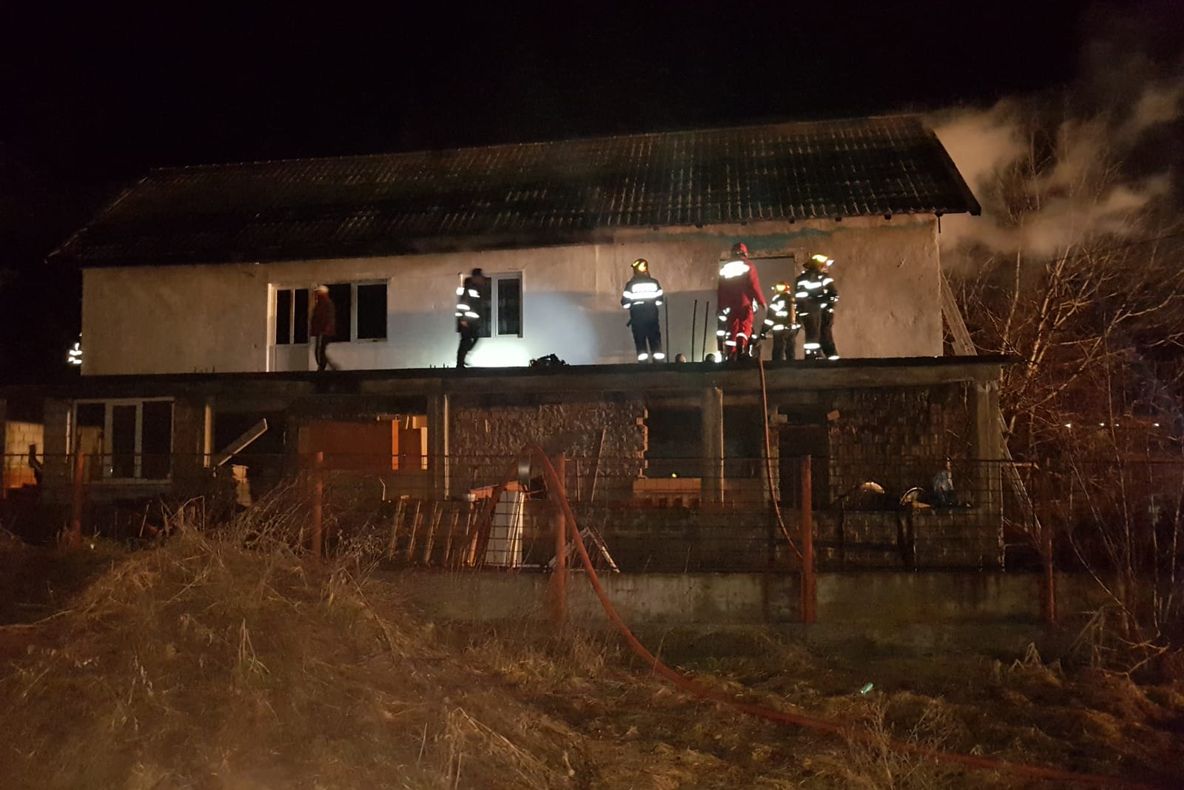 Arde acoperișul unei case din Tălmaciu