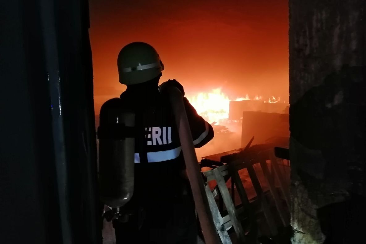 Incendiu la o hală de prelucrare cherestea în Cârța
