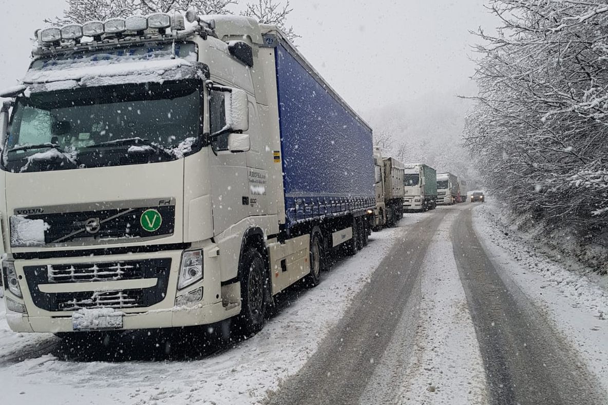 Trafic îngreunat pe DN 14A. Tirurile înaintează greu din cauza vremii