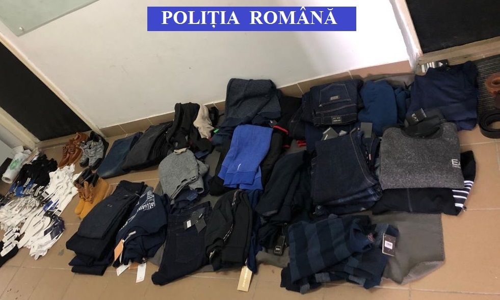 Îmbrăcăminte contrafăcută, confiscată de polițiști, în Târgul Obor