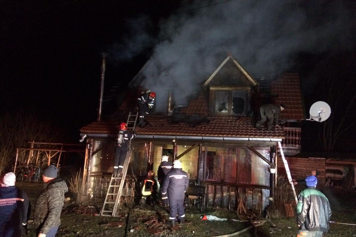 Cabană din Râu Sadului, în flăcări. Incendiul, lichidat de pompieri