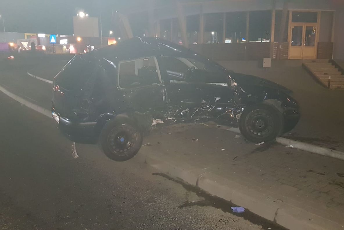 Accident grav la ieșire din Sibiu, produs de un șofer beat. Tânără de 25 de ani, însărcinată, se află în comă și intubată