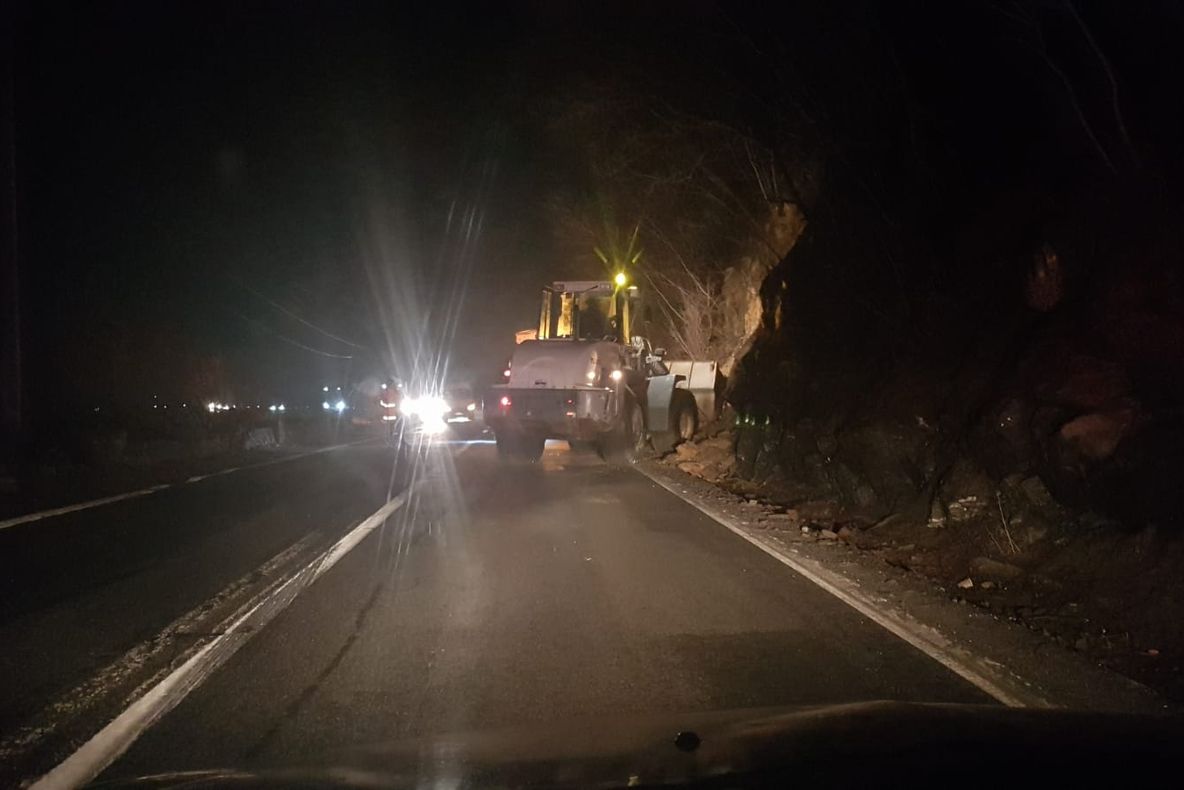 Foto/Video: Căderi de pietre pe DN7 între Lazaret și Boița