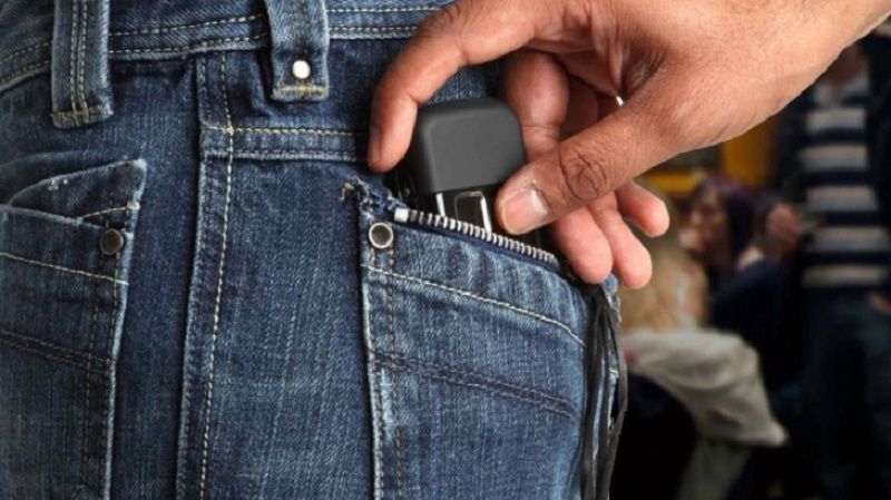 Medieșean reținut după ce ar fi furat un telefon mobil