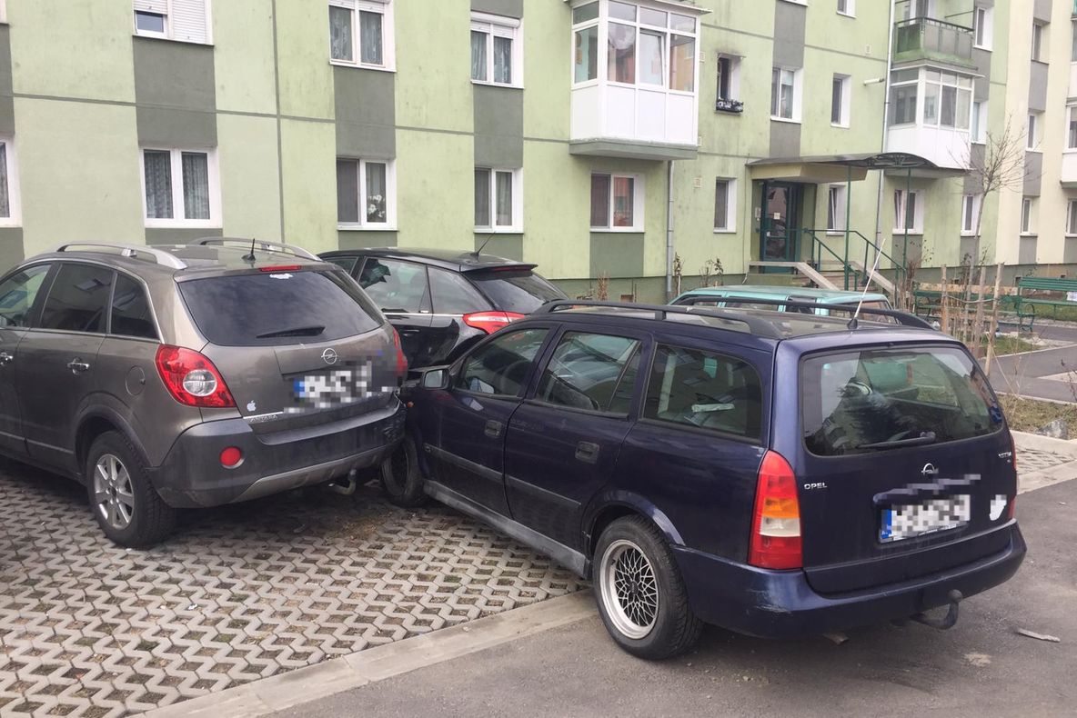 UPDATE| Unui şofer i s-a făcut rău la volan şi a lovit mai multe maşini. Bărbatul a murit la spital