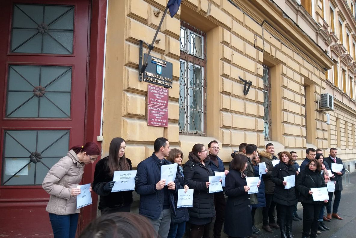 VIDEO | Aproximativ 20 de magistrați au protestat în fața Tribunalului Sibiu, fiind nemulțumiți de legile justiției