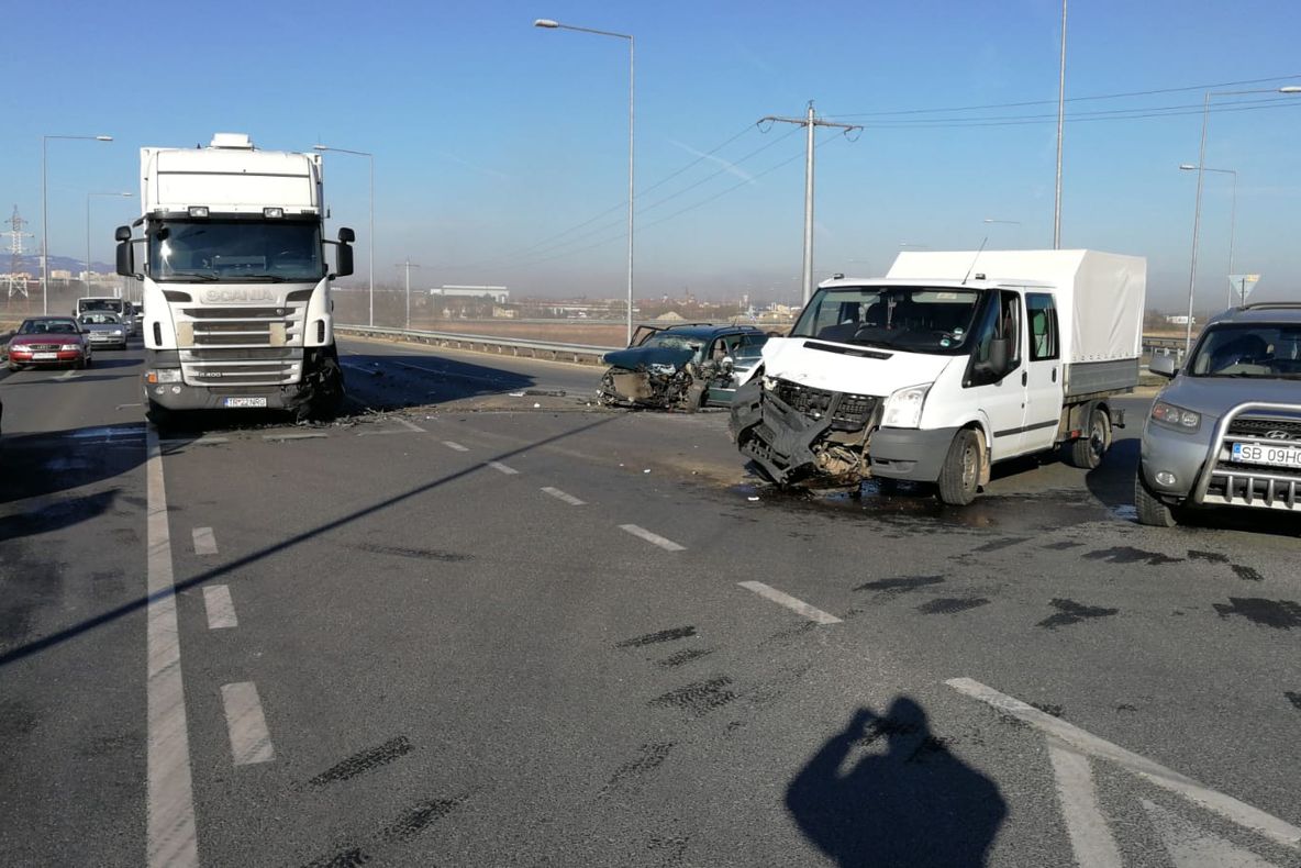 UPDATE | Accident la ieșirea de pe A1, spre Agnita, cu cinci victime. O mașină a fost proiectată într-un TIR