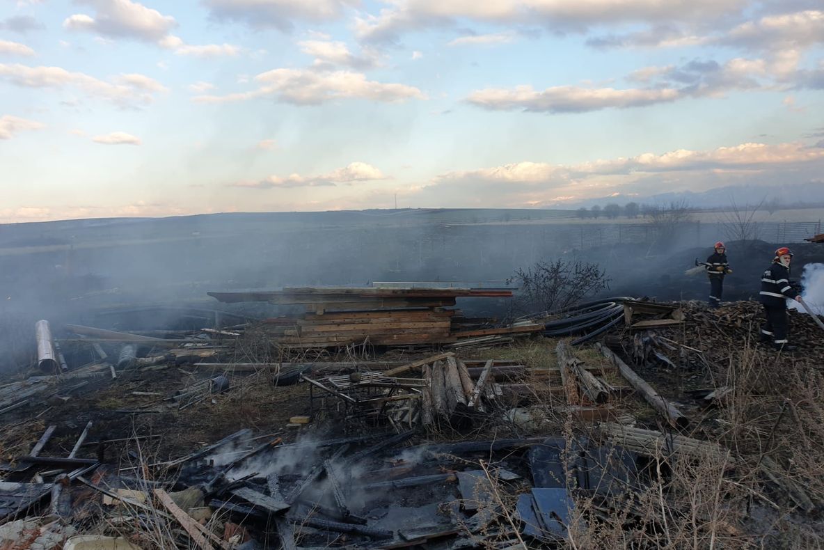 Incendiu la o anexă gospodărească din Șura Mică