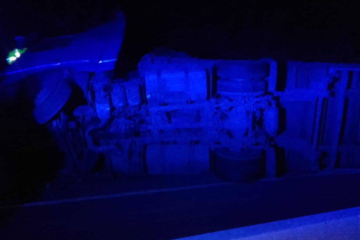 VIDEO | Un TIR s-a răsturnat pe DN7, în Lazaret