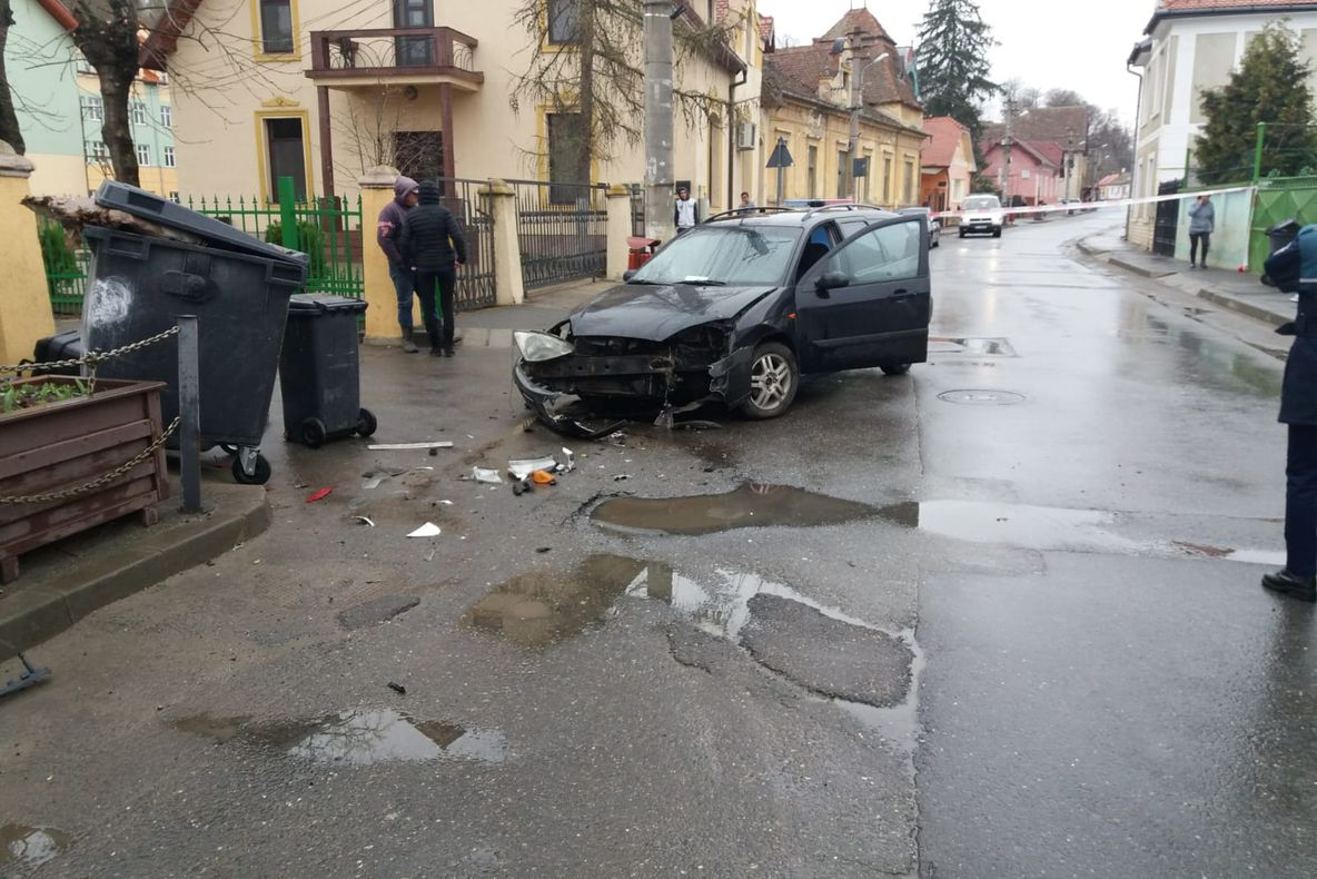 Un tractor a intrat într-o mașină, în Ocna Sibiului. O tânără de 24 de ani a ajuns la spital