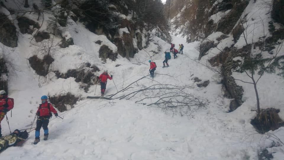 O femeie de 69 de ani de la o stână din Jina, transportată la Urgențe de o echipă Salvamont